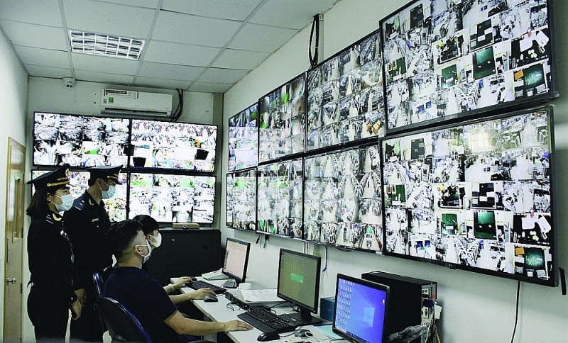 Officials of Ha Nam Customs Branch (Ha Nam Ninh Customs Department) monitor goods entering and leaving the warehouse through an online surveillance camera system. Photo: H.Nu