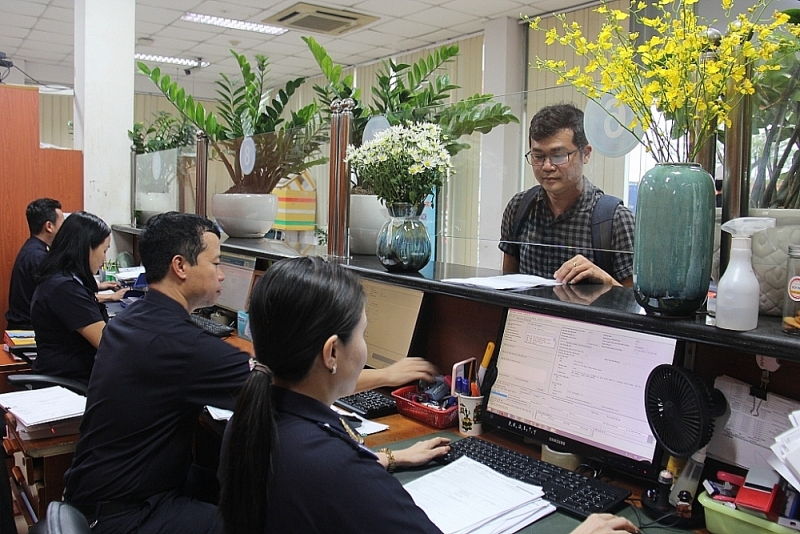 Customs in HCM City are carrying out customs procedures for importing goods. Photo: T.H