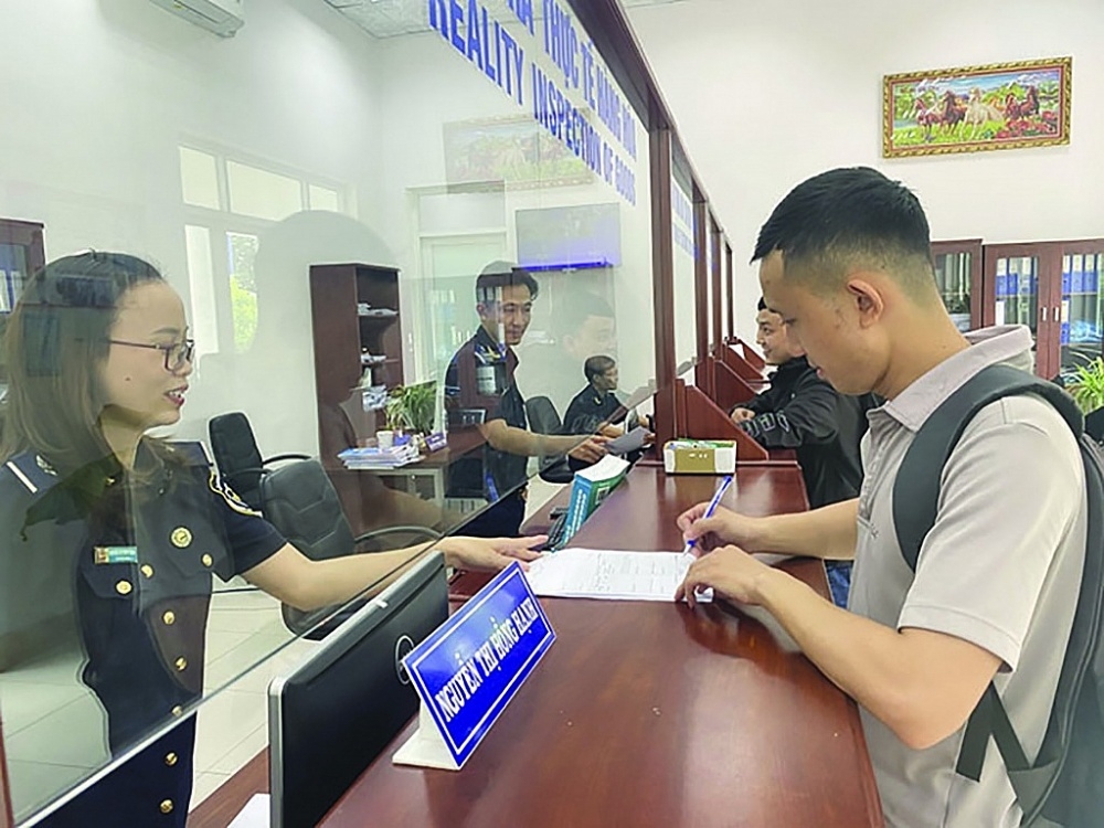 Binh Duong Customs helps businesses restore and develop