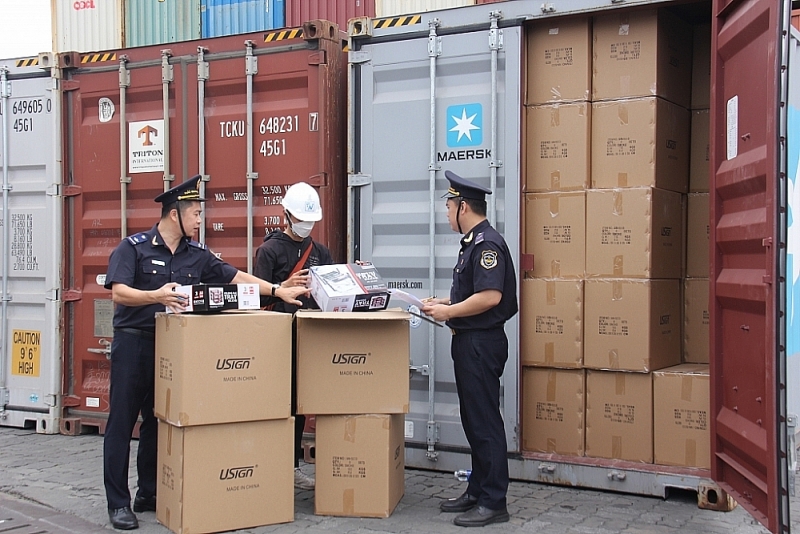 Ho Chi Minh City Customs carries out procedures for importing and exporting goods worth over 100 billion USD annually. Photo: T.H