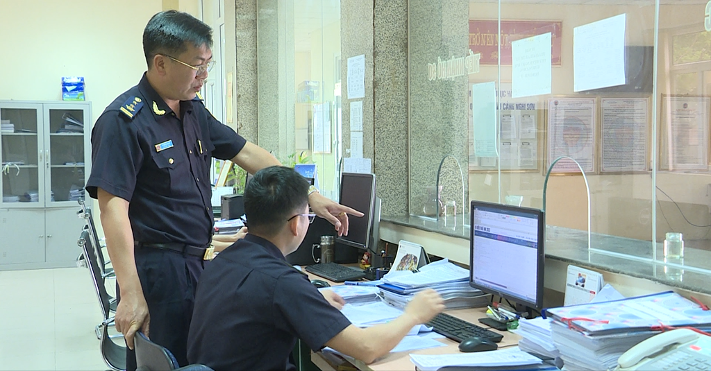 Customs officers of Nghi Son Port Customs Branch at work. Photo: Phong Nhan