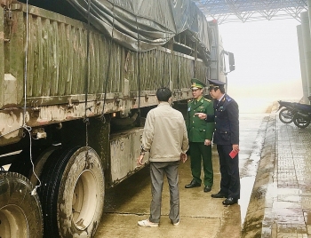 Nam Giang International Border Gate Customs  Branch makes great effort to overcome difficulties