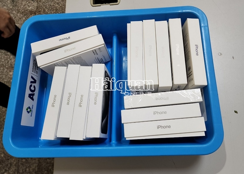 Two smuggling cases  of Iphone 15 Pro Max seized at Tan Son Nhat Airport