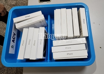 Two smuggling cases  of Iphone 15 Pro Max seized at Tan Son Nhat Airport