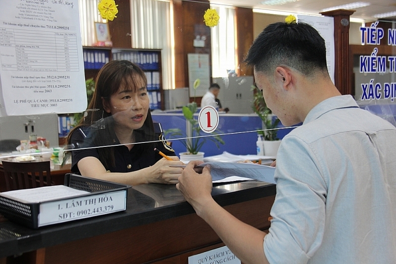 Officials of Cai Mep Customs Branch guide procedures for businesses. 