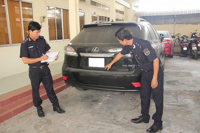 Dong Thap Customs is checking smuggled cars. Photo: T.Hoa