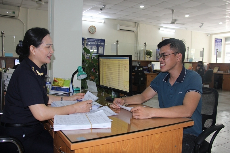 Customs officers at Saigon port zone 4 guide procedures for businesses. Photo: T.H