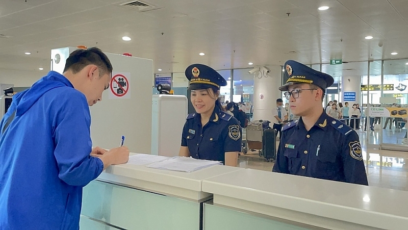 Officials of Noi Bai International Airport Customs Branch guide procedures for immigration passengers. Photo: N.Linh