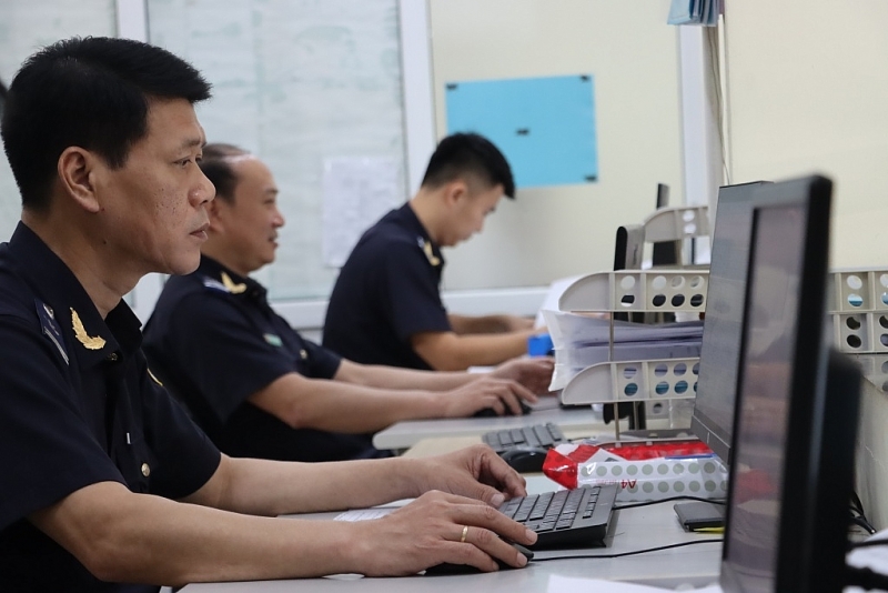 Customs officers of Ta Lung Border Gate Customs Branch at work (Cao Bang Customs Department). Photo: T.Binh