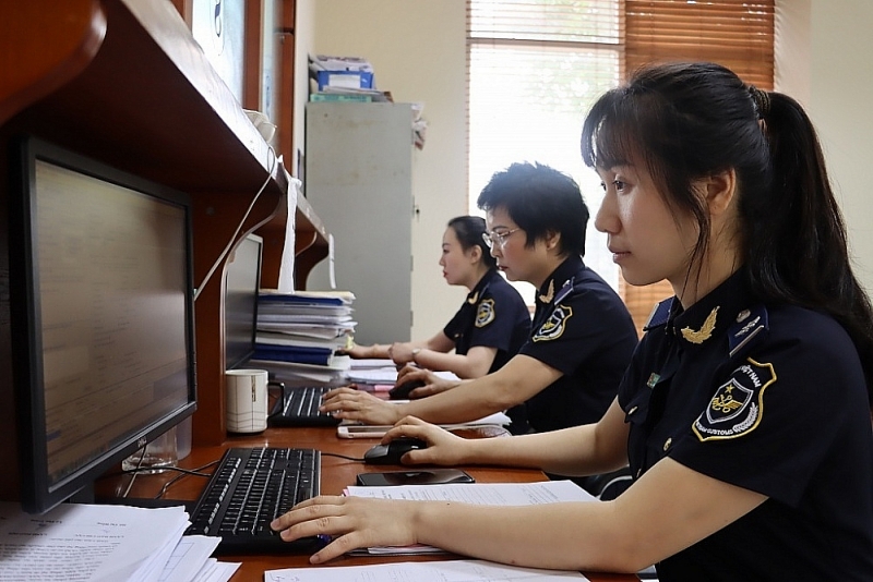 Promoting IT application and implementing Digital Customs will further facilitate the business community in the customs clearance and improve the efficiency of state management of customs. In the photo: Customs officers of North Thang Long Industrial Park Customs Branch at work (Hanoi Customs Department). Photo: T.Binh