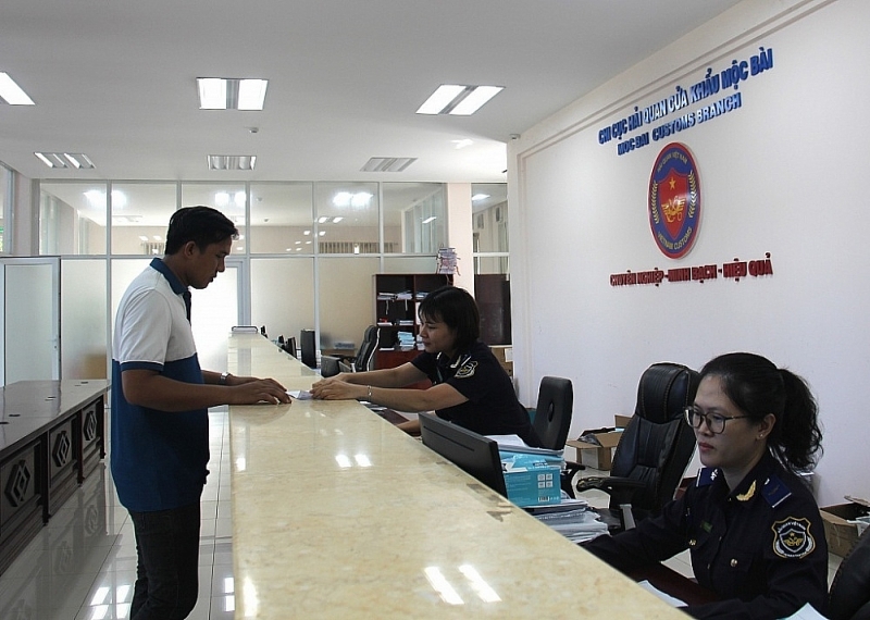 Moc Bai border gate customs officers (Tay Ninh Customs Department) guide procedures for businesses. Photo: T.D