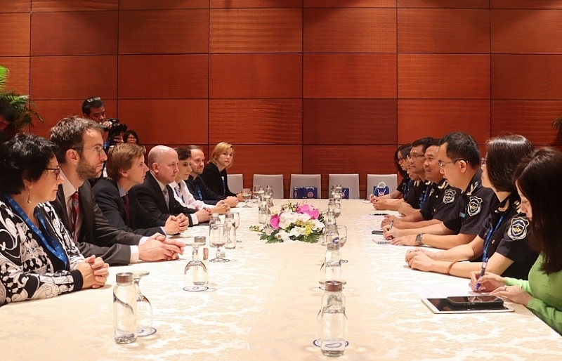 Deputy Director General Nguyen Van Tho worked with the WCO working group
