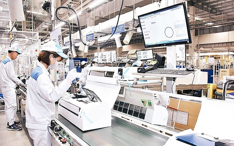High-tech human resources help businesses improve production capacity and compete confidently. Photo: ST