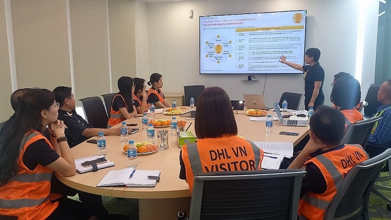 The working group of the Global Express Association and the Conference of Asia Pacific Express Carriers (CAPEC) conducted a survey at DHL-VNPT Express Co., Ltd. Photo: Q.H