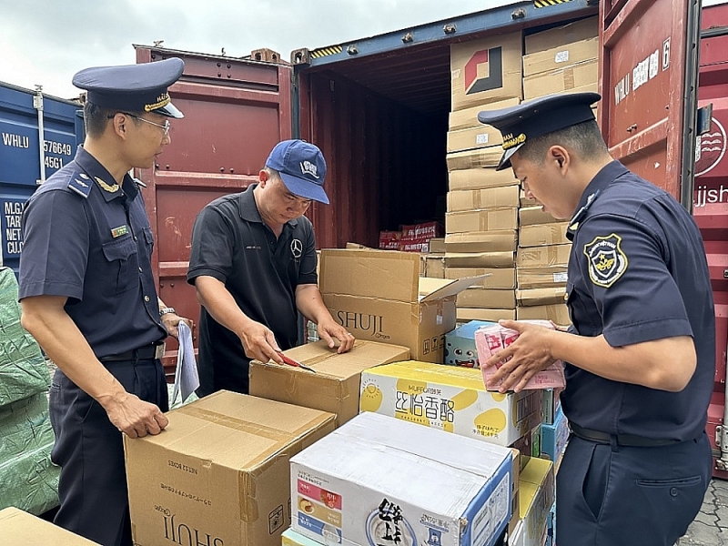 Customs officers at Saigon port zone 1 border gate inspect imported goods. Photo: T.H