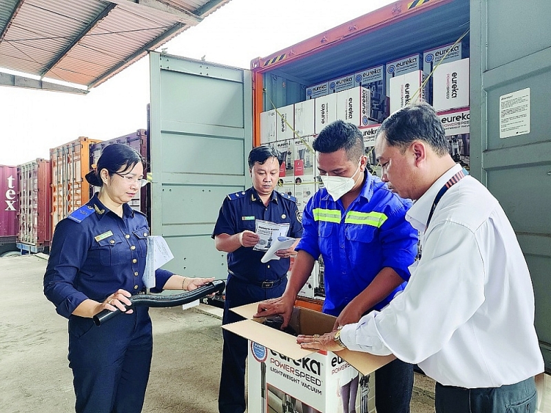 When implementing the 2014 Customs Law, customs procedures and documents have been simplified, and the time for documentary examination and physical inspection of goods has also been reduced. Photo: Dang Nguyen