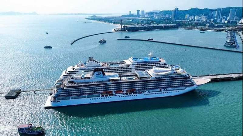 Hon Gai Customs welcomes two high-end cruise ships carrying nearly 1,400 tourists