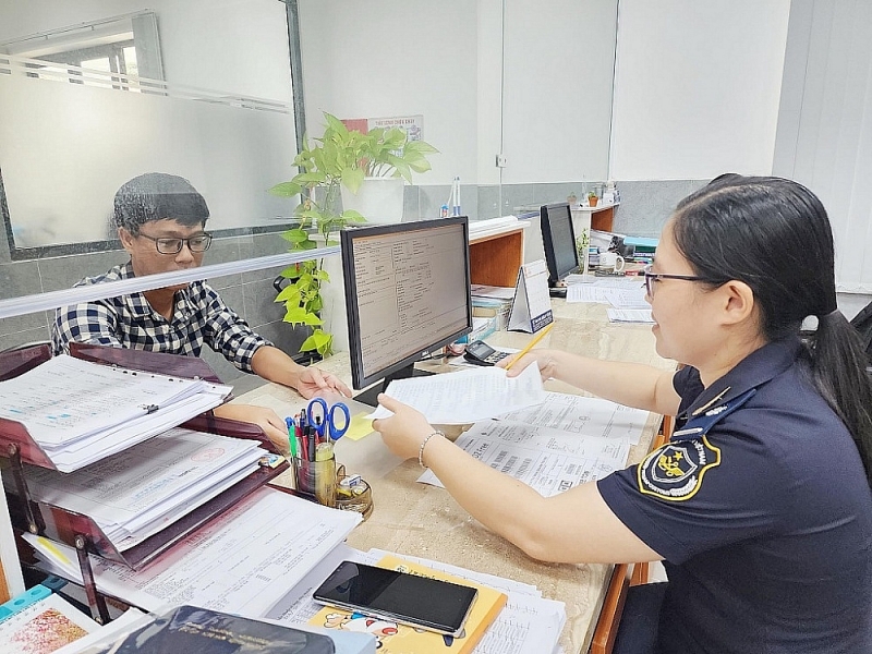 Officials of Tay Do Customs Sub-department, Can Tho City Customs Department guide customs procedures for businesses. Photo: Dang Nguyen