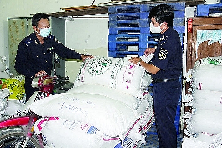 The Customs control Team - Dong Thap Customs Department counted the seized smuggled sugar products. Photo: T.H