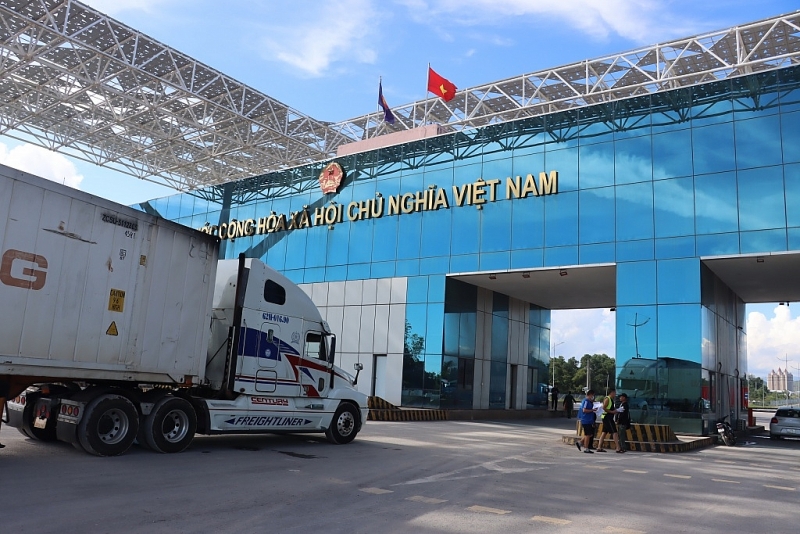 Import-export activities through Bac Luan border gate II, Mong Cai city (Quang Ninh). Photo: T.Binh.