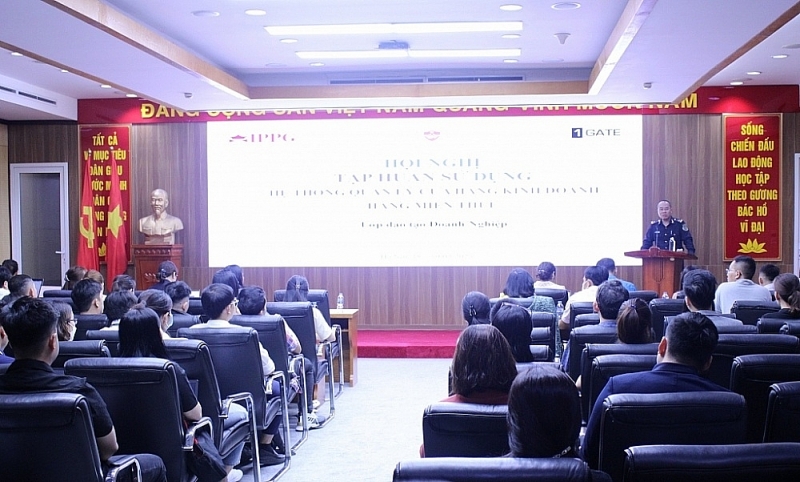 Training conference on duty-free business store management software for more than 90 businesses (May 18, 2023). Photo: Quang Hung.