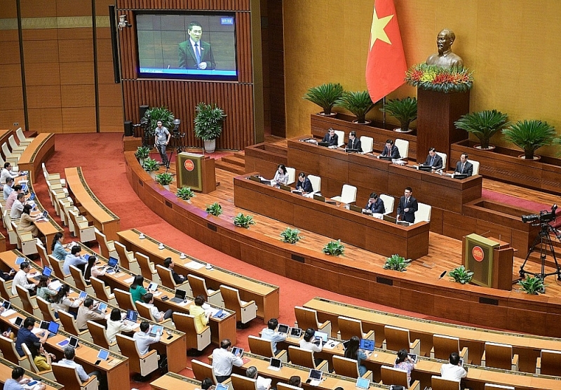 Minister of Finance Ho Duc Phuc reports at the National Assembly. Photo: Quochoi.vn