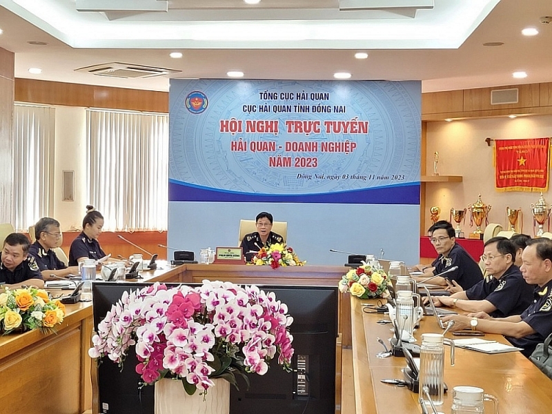 Deputy Director of Dong Nai Customs Department Pham Quoc Hung discusses with businesses at the conference. Photo: N.H