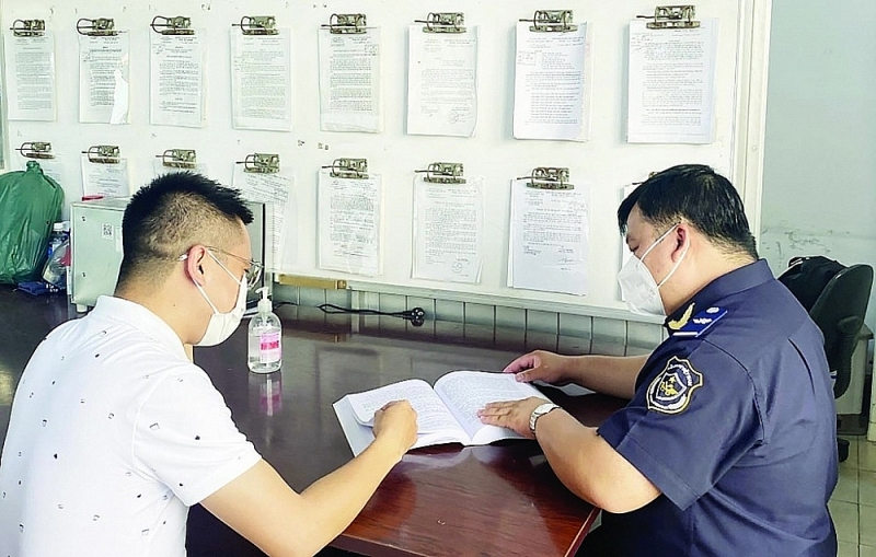 A Customs officer of Duc Hoa Customs Branch, Long An Customs Department guide customs policies for a business. Photo: T.D