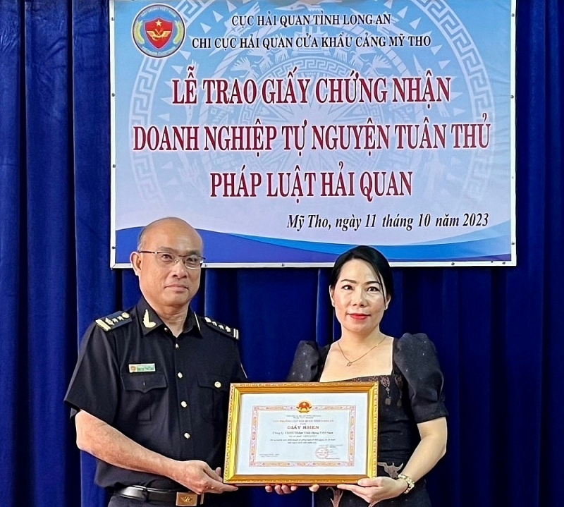 Representative of Vinh Hung Vietnam Aluminum Co., Ltd. receives the Certificate of voluntary compliance with customs laws. Photo: T.D
