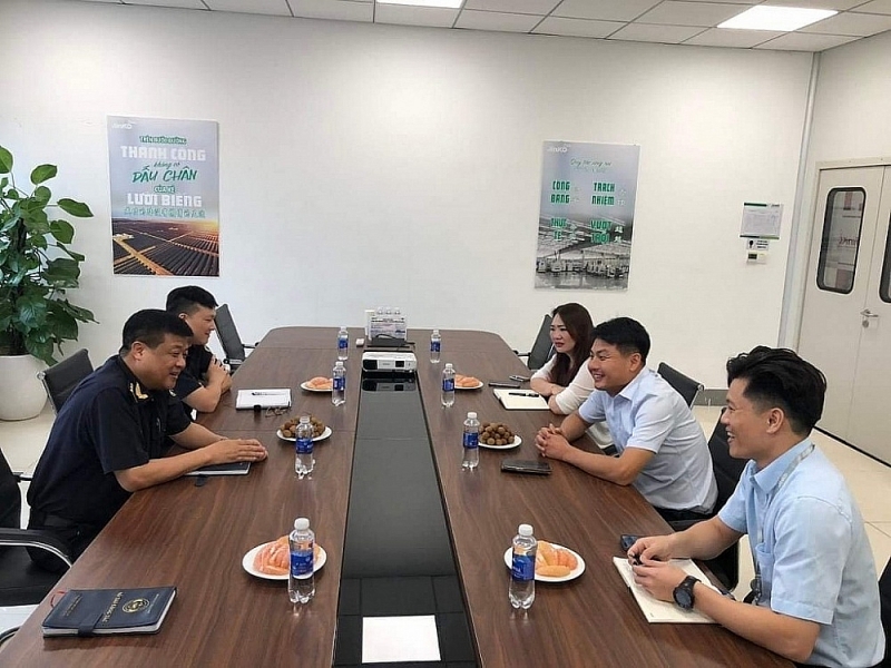 Leaders of Hon Gai Port Customs Branch (Quang Ninh Customs Department) meet investors.  