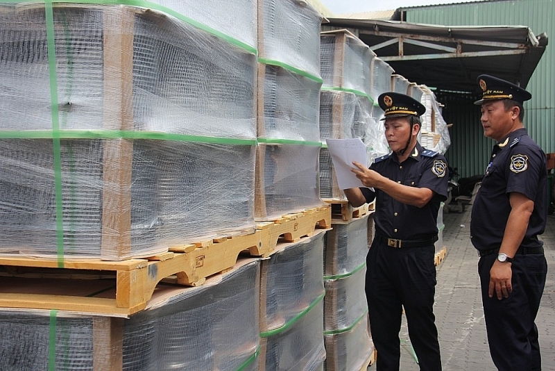 The imported shipment violated intellectual property rights which was discovered by Ho Chi Minh City Customs Department in coordination with Long An Customs Department. Photo: T.H