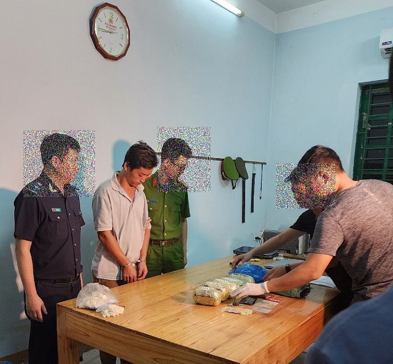 Lao Cai Customs coordinates with other forces to seize more than 4 kg of drugs on October 25, 2023, in Bat Xat district, Lao Cai.