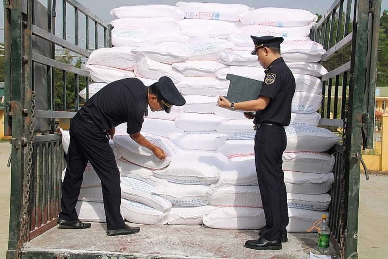 Na Hinh Customs officers inspected exported cassava starch products. Photo: H.Nu