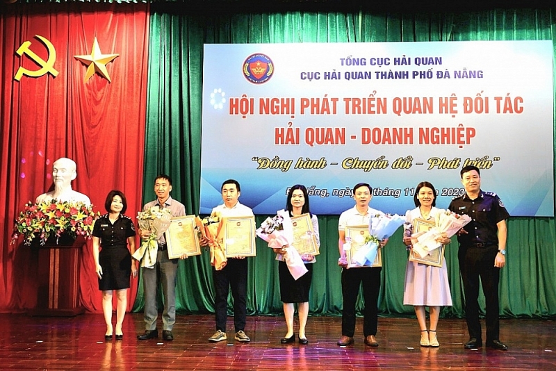 Leaders of Da Nang Customs Department award Certificates to businesses participating in the pilot program to support and encourage businesses to voluntarily comply with customs laws.