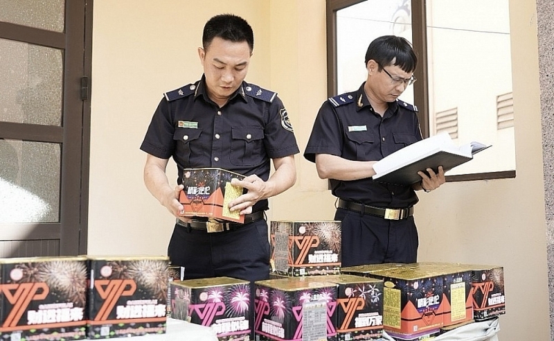 Firecrackers were seized by Team 4 - Anti-Smuggling and Investigation Department (General Department of Customs) in coordination with the Police on October 18, 2023.