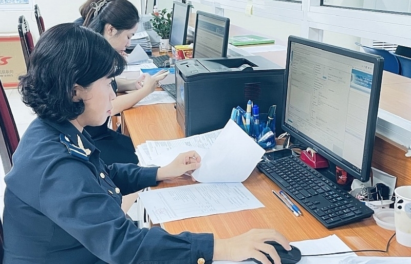 Hanoi Customs finds solutions to improve quality of customs brokers