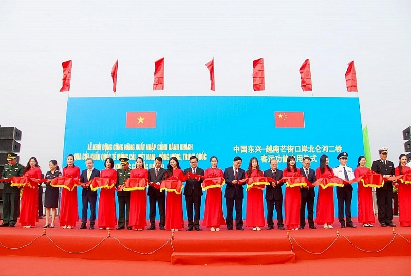 Authorities of Mong Cai City (Vietnam) and Dongxing City (China) cut the ribbon at the ceremony.