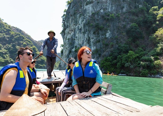 Vietnam earns almost 26 billion USD from tourists in 11 months hinh anh 1