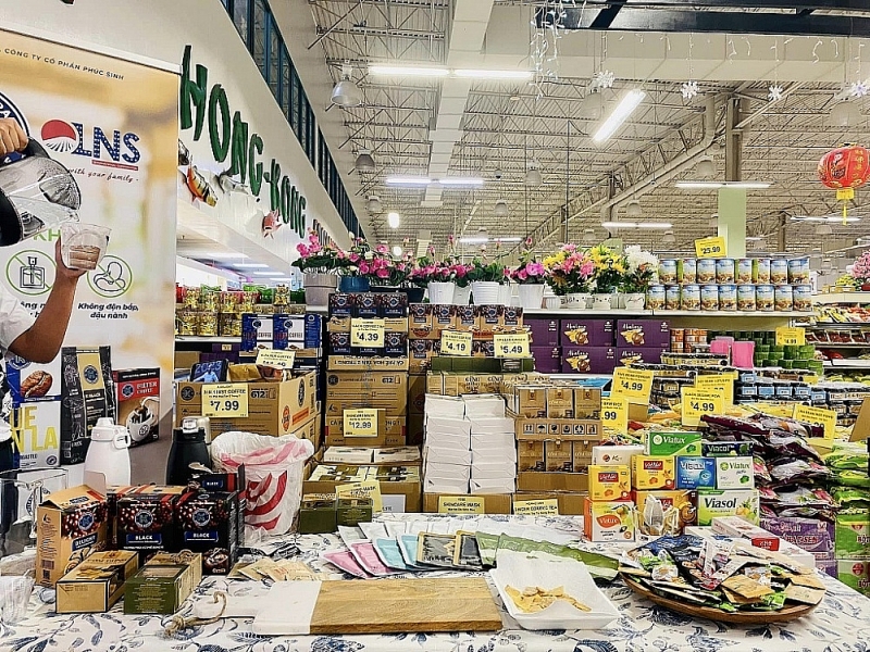 Many Vietnamese products are on the shelf of America supermarkets. Photo: TL