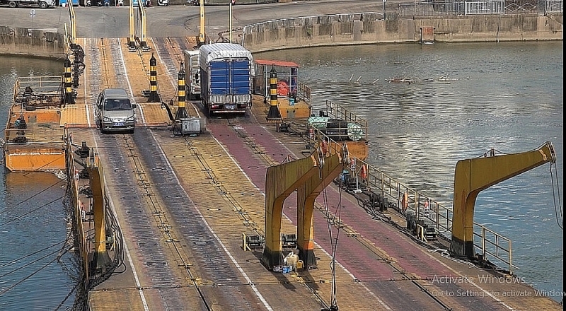 Import-export activities through border crossing at Km3+4 pontoon bridge. Photo Q.H