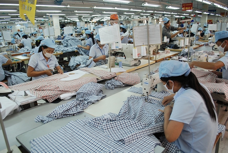 Production at Garment 10 Corporation, the enterprise has been recognized as a priority enterprise for 8 years. Photo: t.Binh.