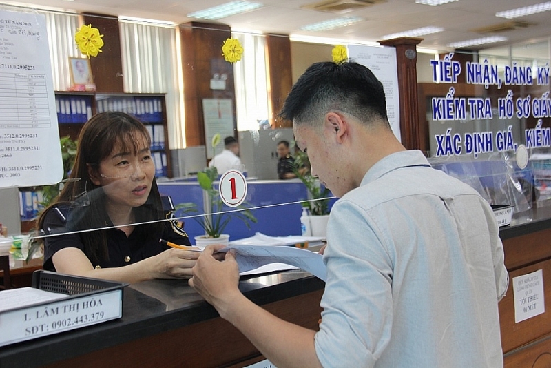 A customs official of Cai Mep Customs Branch (Ba Ria Vung Tau Customs Department) guide procedures for a business. Photo: Nguyen Hien