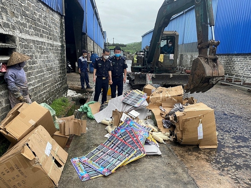 Quang Ninh Customs coordinates with other forces to destroy infringing goods.