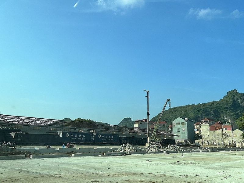 Repair and renovation items at the cargo transshipment area of Dong Dang international railway station are still in disarray. Photo: H.N
