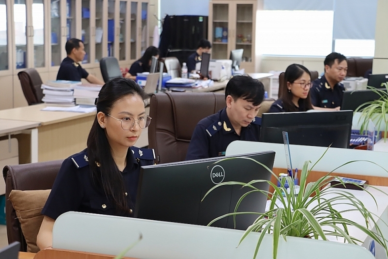 Operations at Mong Cai Border Gate Customs Branch (Quang Ninh Customs Department). Photo: Thai Binh
