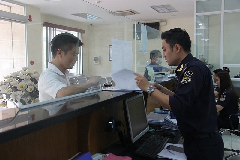 A Customs official instruct procedures for a business. Photo: N.H