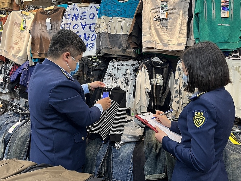 Hanoi Market Surveillance force inspects a business location on December 6, 2023.