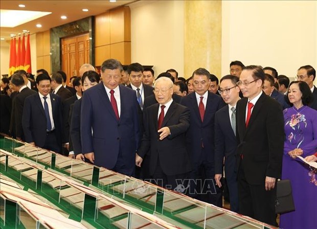 Vietnam, China sign 36 cooperation documents hinh anh 1