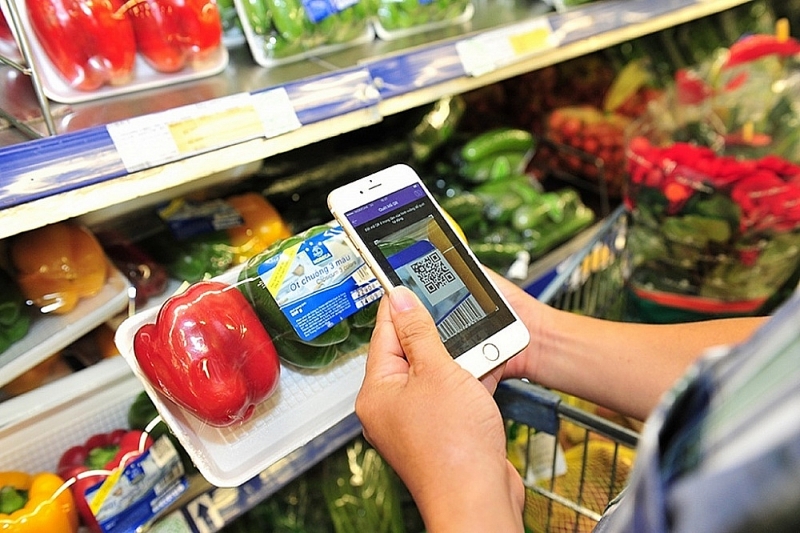A consumer is scanning QR codes when making purchases at a supermarket.