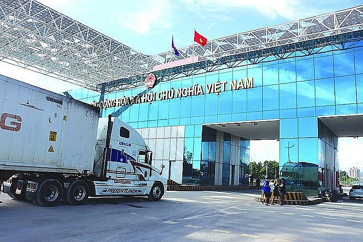 Export-import activities with China through the Bac Luan II border gate (Mong Cai City, Quang Ninh). Photo: T. Binh